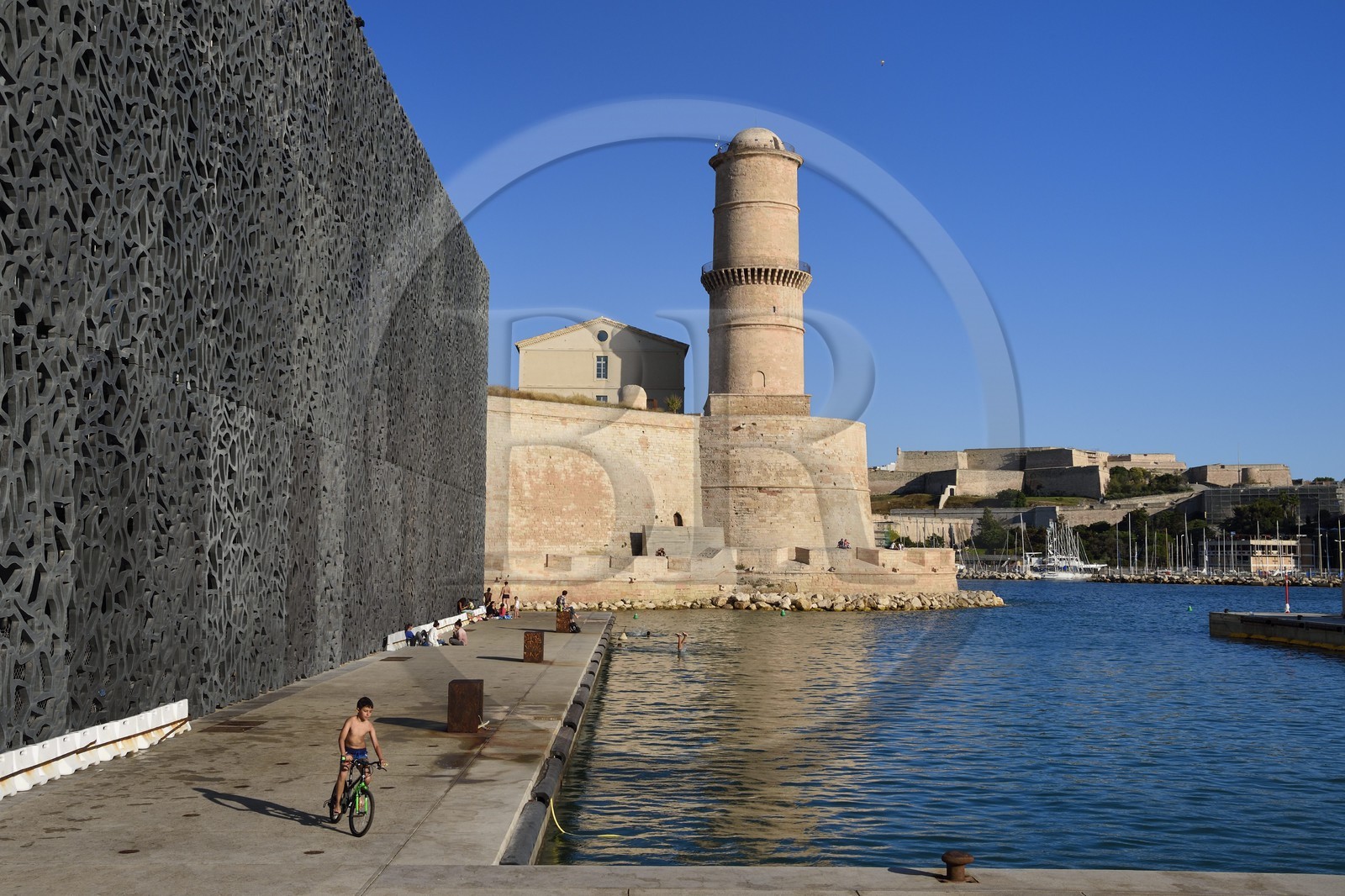 France, Bouches-du-Rhône (13), Marseille, MuCEM (Musée des civilisations de l'Europe et de la Méditerranée) par les architectes Rudy Ricciotti et R. Carta, et le Fort Saint Jean, le Fort Saint Nicolas en arrière plan à froite