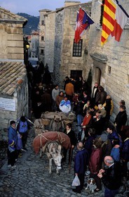 France, Bouches-du-Rhône (13), Les Baux-de-Provence, labellisé Les Plus Beaux Villages de France, fêtes de Noël, l' aubade en costume traditionnel