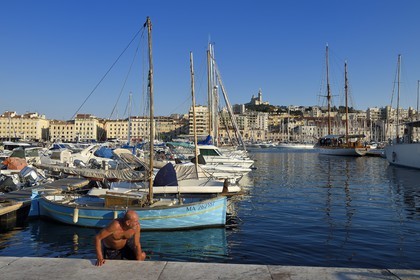 France, Bouches-du-Rhône (13), Marseille, Le Vieux Port, nageur sortant de l'eau