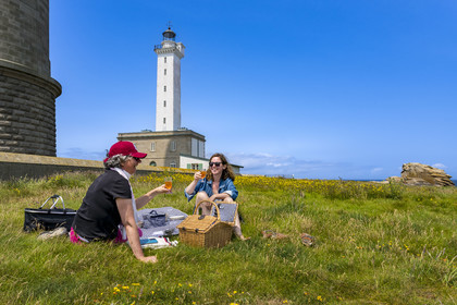 France, Finistère (29), Pays des Abers, Ile Vierge dans l'archipel de Lilia, picnic au pied du phare de l'Ile Vierge, l’ancien phare de 1845 en arrière plan