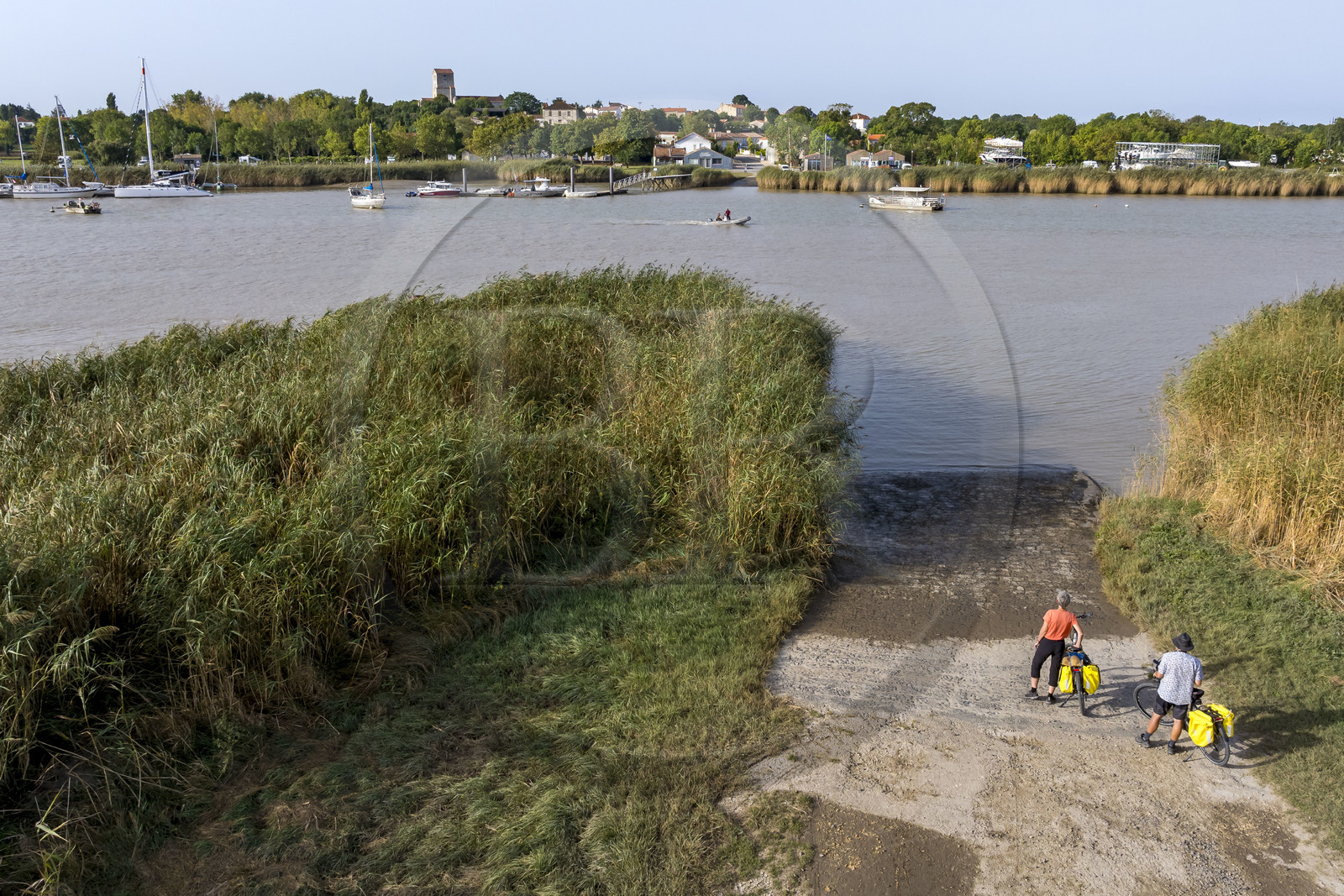 France, Charente-Maritime (17), Rochefort, le passage du bac sur la Charente face à Soubise (vue aérienne)