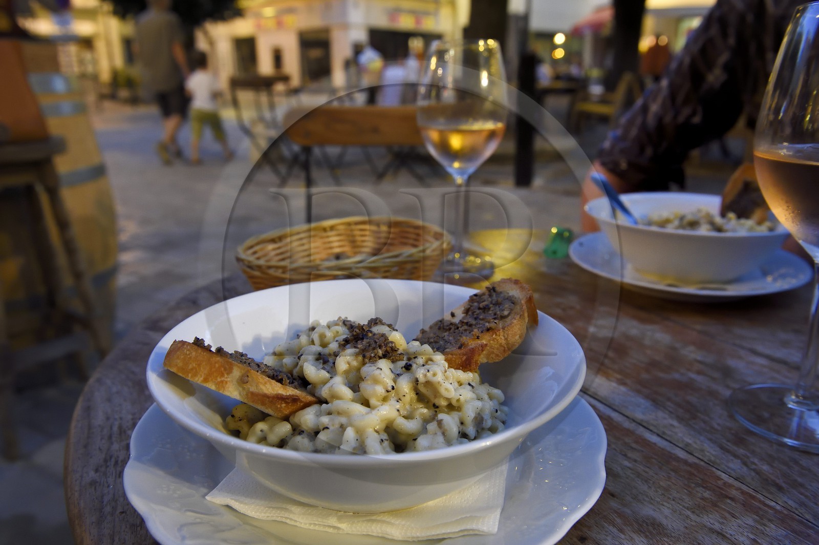 France, Dordogne (24), Périgord Blanc, Périgueux, Place Saint-Silain, restaurant l'Espace du 6ème Sens, pates aux truffes