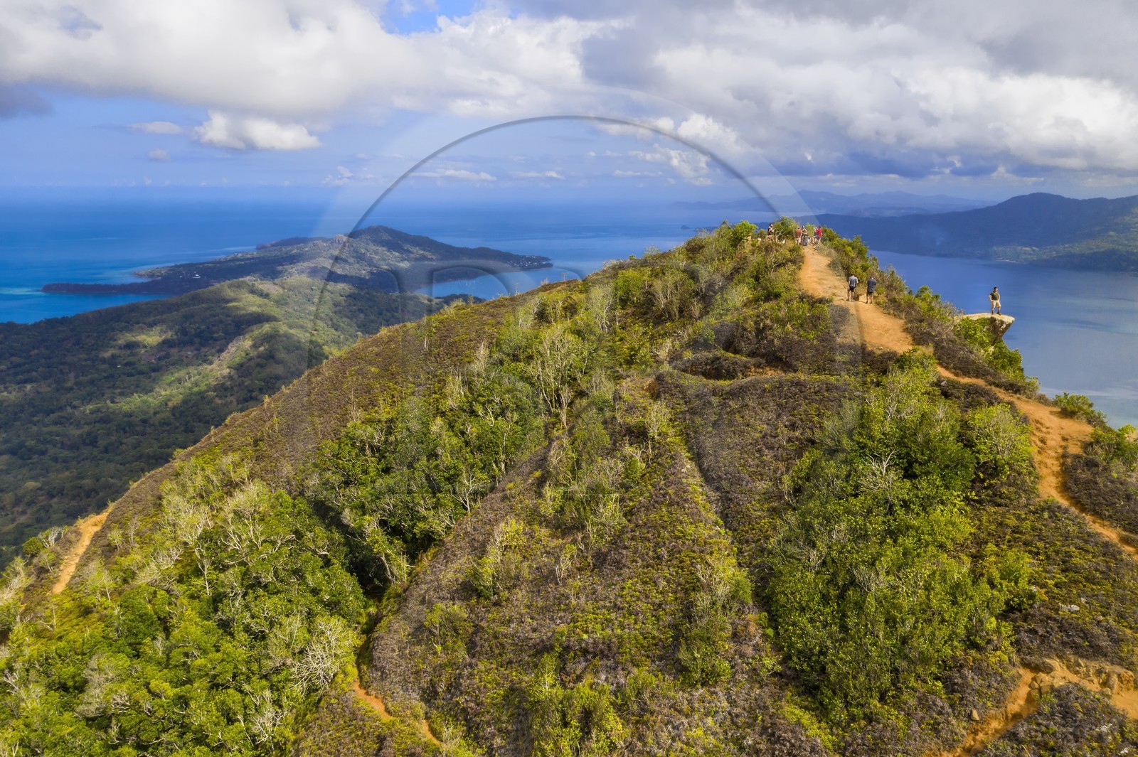 France, Ile de Mayotte, Grande-Terre, Réserve Forestière des Cretes du Sud, randonneurs au sommet du Mont Choungui (594 mètres) et la Baie de Bouéni en arrière plan (vue aérienne)