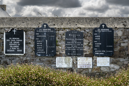 France, Côtes d'Armor (22), Ploubazlanec, le Mur des Disparus situé dans l’enceinte du cimetière de Ploubazlanec évoque par des plaques commémoratives les quelques 120 goélettes et 2000 marins disparus au cours des campagnes morutières en mer d'Islande entre 1852 et 1955