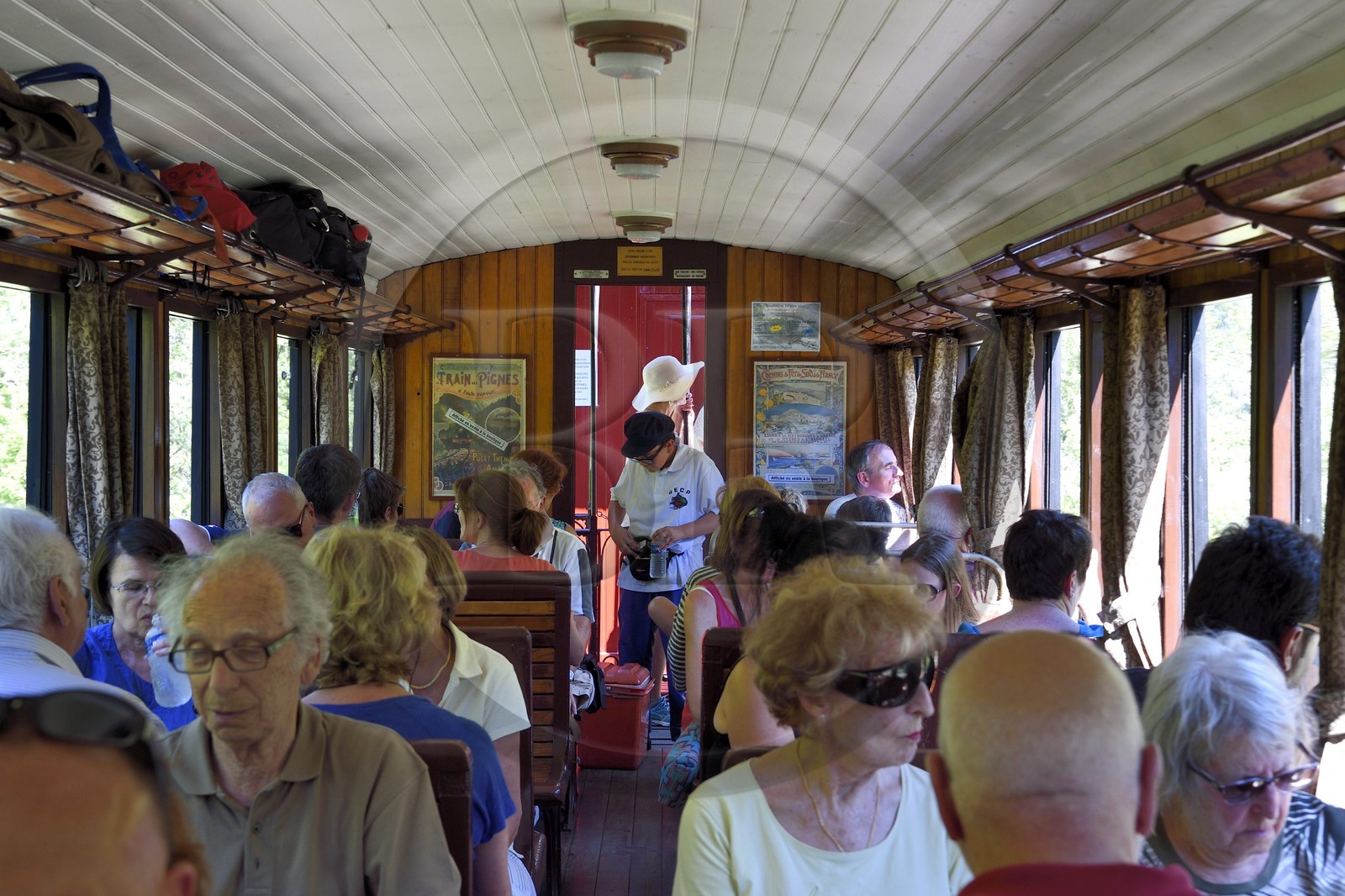 France, Alpes-de-Haute-Provence (04), entre Annot et Saint-Benoit, à bord d'une voiture voyageur du Train des Pignes