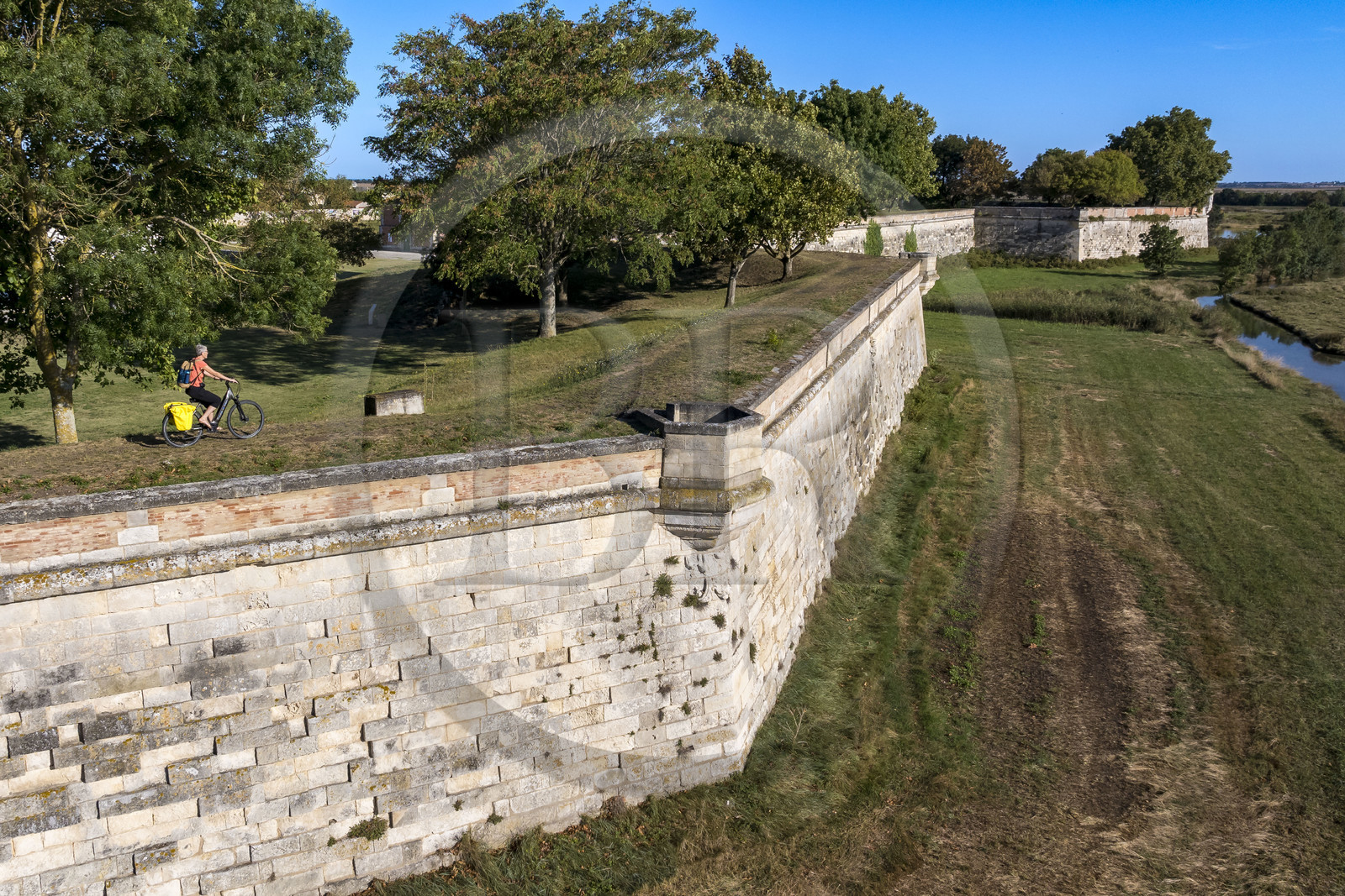 France, Charente-Maritime (17), Saintonge, Marennes-Hiers-Brouage, citadelle de Brouage, labellisé Les Plus Beaux Villages de France, les remparts batis de 1630 à 1640 sont munis d'échauguettes (vue aérienne)