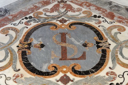 France, Yvelines (78), château de Versailles, classé Patrimoine Mondial de l'UNESCO, la Chapelle Royale, détail du sol en marbre, le SL de Saint Louis