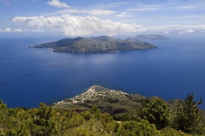 Italie, Sicile, iles Eoliennes, classées Patrimoine Mondial de l'UNESCO, le village de Lingua sur l'Ile de Salina, l'Ile de Lipari puis de Vulcano en arrière plan