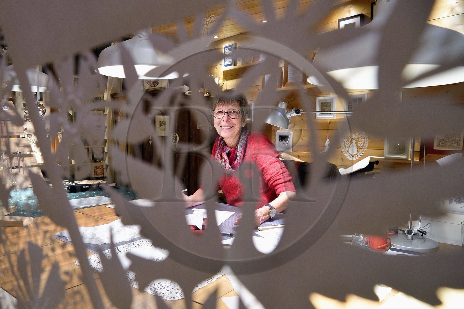 France, Bas-Rhin (67), Bischwiller, l'imagière Michèle Wagner a relancé le canivet ou l'art du papier découpé pour styliser notamment les décorations de Noel
