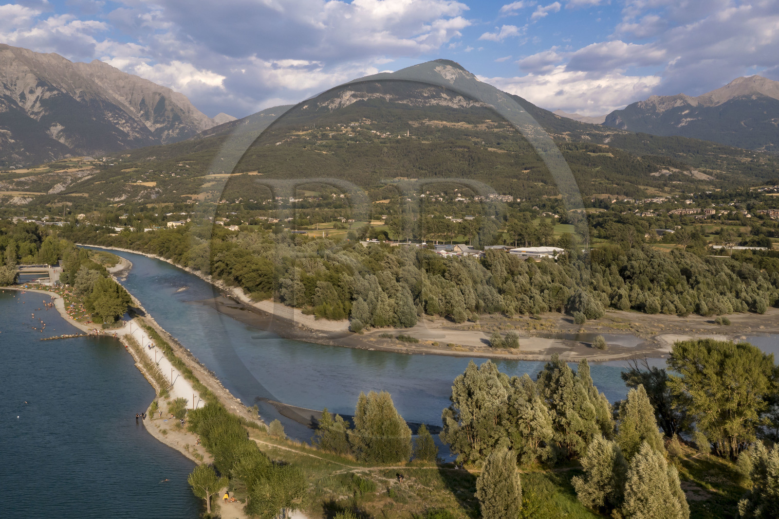 France, Hautes Alpes (05), Embrun, la Durance en bordure du plan d'eau d'Embrun isolé du lac de Serre Ponçon par une digue promenade