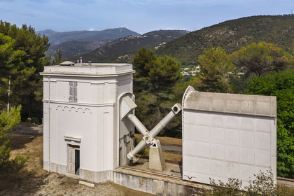 France, Alpes-Maritimes (06), Nice, le Mont Gros, l'observatoire conçu par l'architecte Charles Garnier, l'Equatorial Coude qui comporte un toit coulissant (vue aérienne)