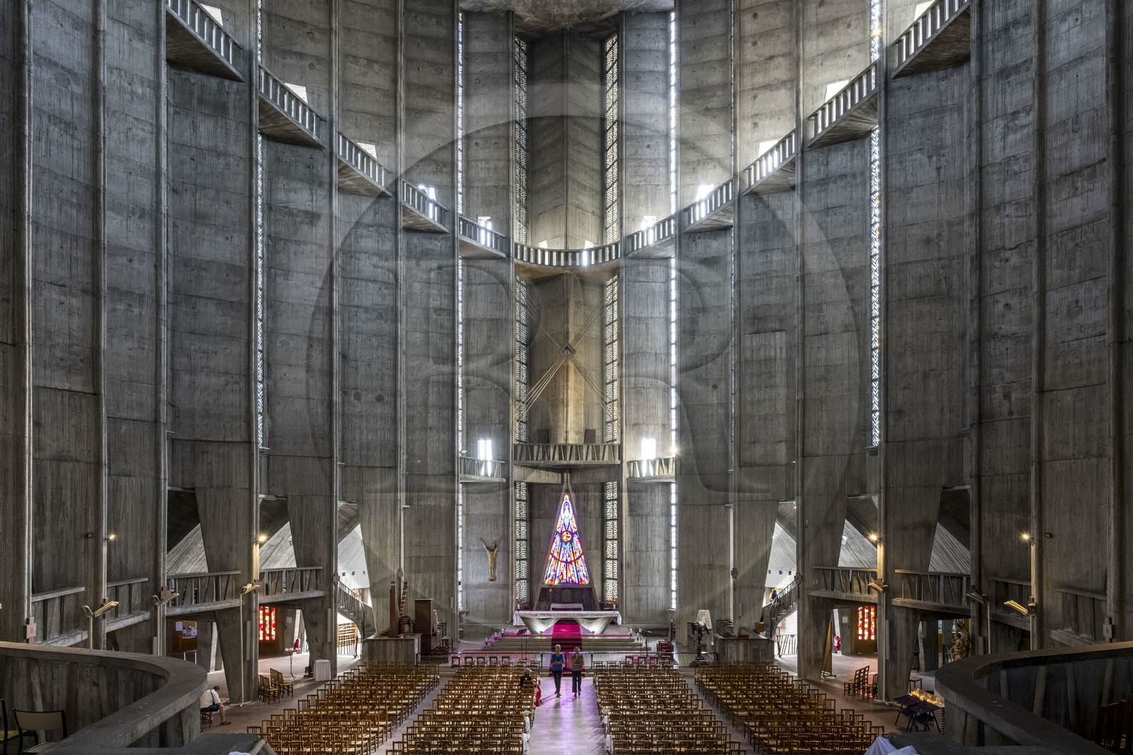 France, Charente-Maritime (17), Royan, église Notre-Dame de Royan construite de 1955 à 1958 par l'architecte Guillaume Gillet (Grand Prix de Rome), le chœur et la nef