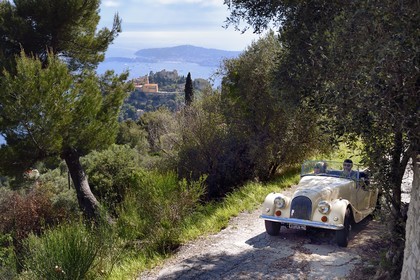 France, Alpes Maritimes (06), découverte de la côte dans une voiture vintage Morgan Roadster 4 4, ici sur une route surplombant le village perché d'Eze, Saint-Jean-Cap-Ferrat en arrière plan