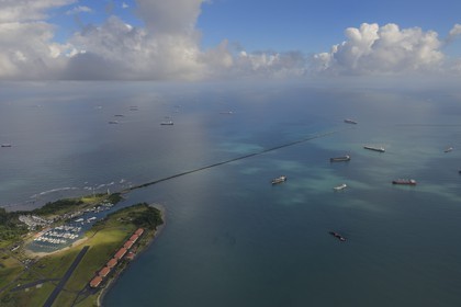 Panama, province de Colon, la baie Limon (Bahia Limon) dans la mer des Caraïbes à la sortie du Canal de Panama coté Atlantique procure un mouillage pour les navires en attente de transit (vue aérienne)