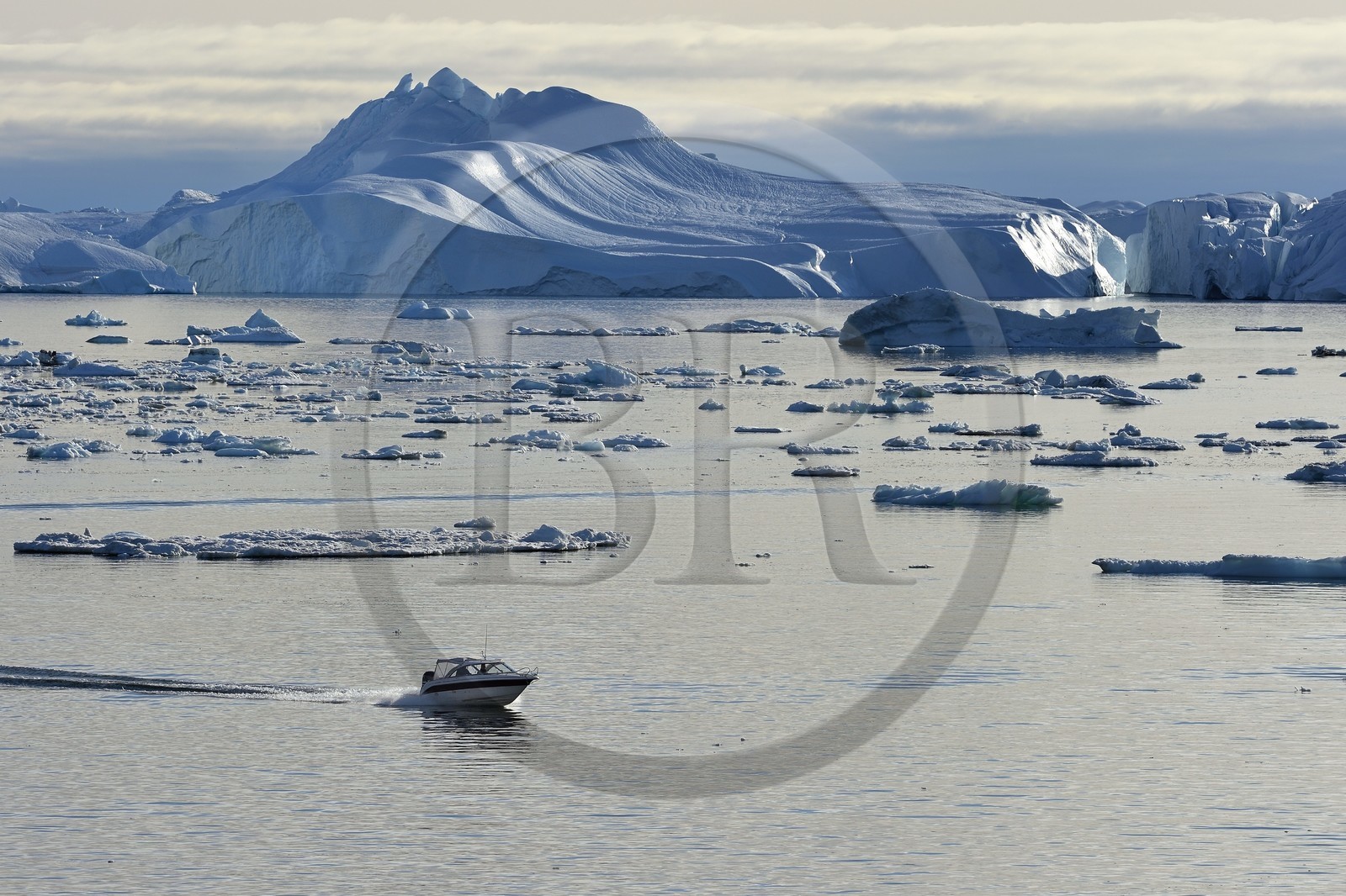 Groenland, cote ouest, baie de Disko, Ilulissat, hors-bord traversant le site du fjord glacé classé Patrimoine Mondial de l'UNESCO