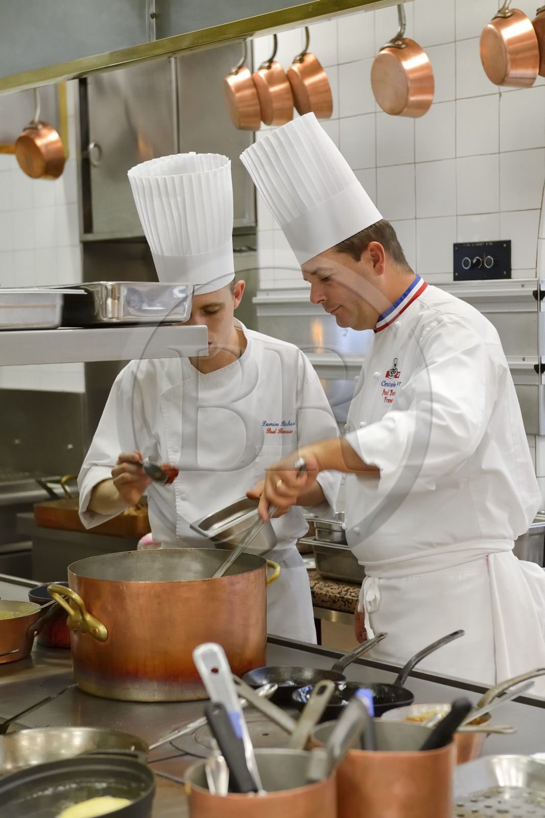 France, Rhône (69), Collonges-au-Mont-d'Or, Restaurant L'Auberge du Pont de Collonges de Paul Bocuse, trois étoiles au Guide Michelin depuis 1965, la brigade de Paul Bocuse dirigé par le chef executif Christophe Muller MOF 2000 en cuisine
