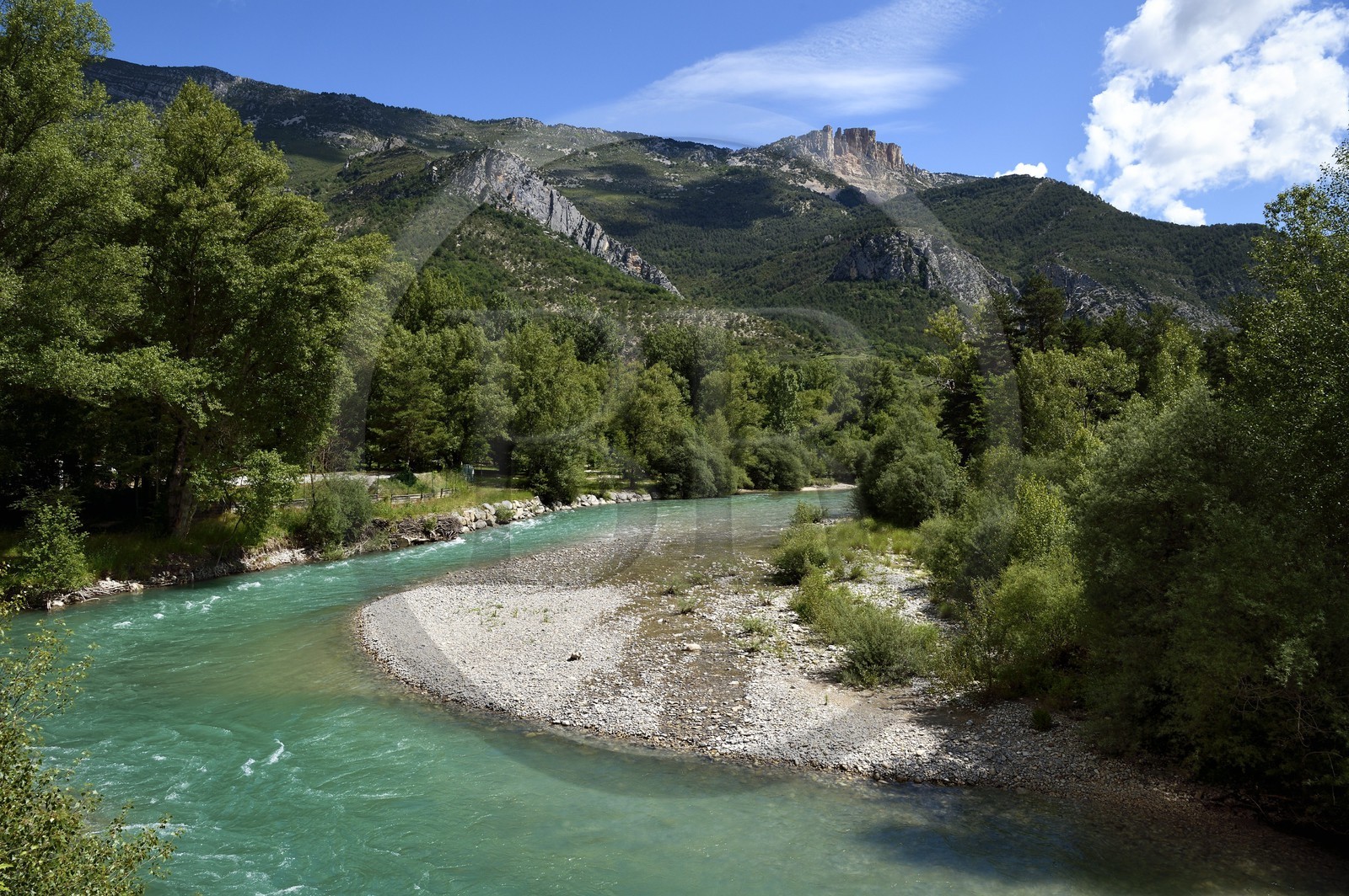 France, Alpes-de-Haute-Provence (04), Parc Naturel Régional du Verdon, Chasteuil, le verdon fait un coude en créant une gravière tandis que les Cadières de Brandis le domine en arrière plan