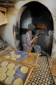 Maroc, Moyen Atlas, Fès, ville impériale, médina classée Patrimoine Mondial de l'UNESCO, boulanger traditionel
