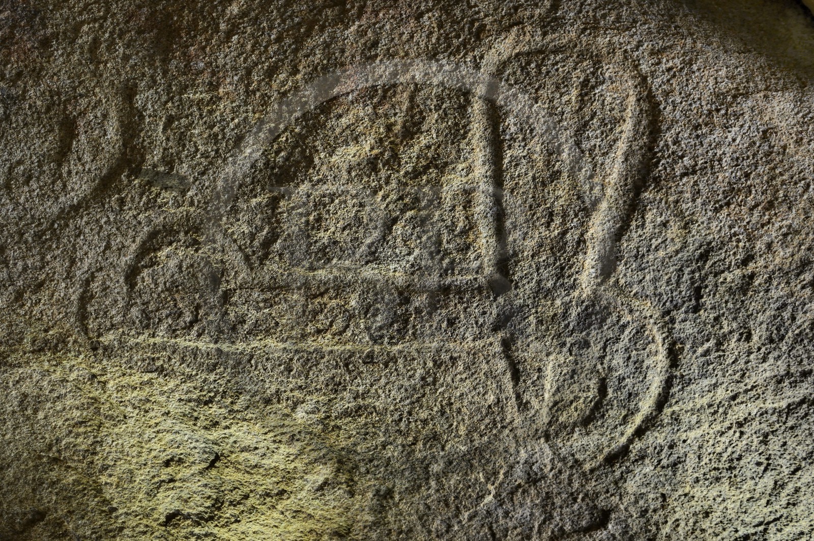 France, Morbihan (56), Golfe du Morbihan, Locmariaquer, le cairn de la Table des Marchands, dalle gravée d’une hache emmanchée
