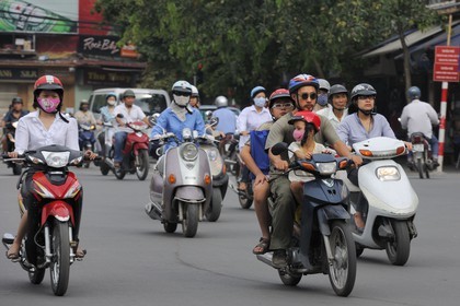 Vietnam, Hanoï, vieille ville, intense circulation sur le rond point au nord du lac Hoan Kiem appelé lac de l'épée restituée