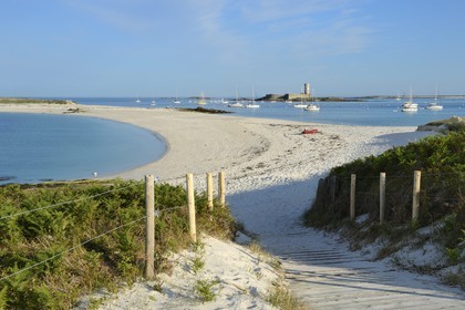 France, Finistere, La Foret Fouesnant, Glenan islands, St Nicolas Island, strip of sand connecting the island of Bananec and Fort Cigogne on Cigogne Island in the background