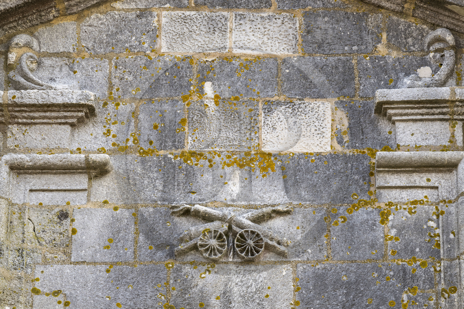France, Morbihan (56), Port-Louis, la citadelle de Port-Louis remaniée par Vauban à l'entrée de la rade de Lorient, bas-relief représentant deux canons avec les flammes du tir