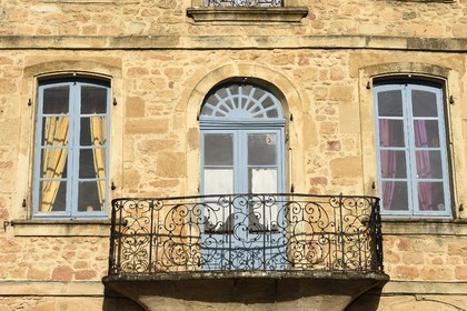 France, Dordogne (24), Périgord Noir, Belvès, labellisé Les Plus Beaux Villages de France, facade de maison sur la place d'Armes