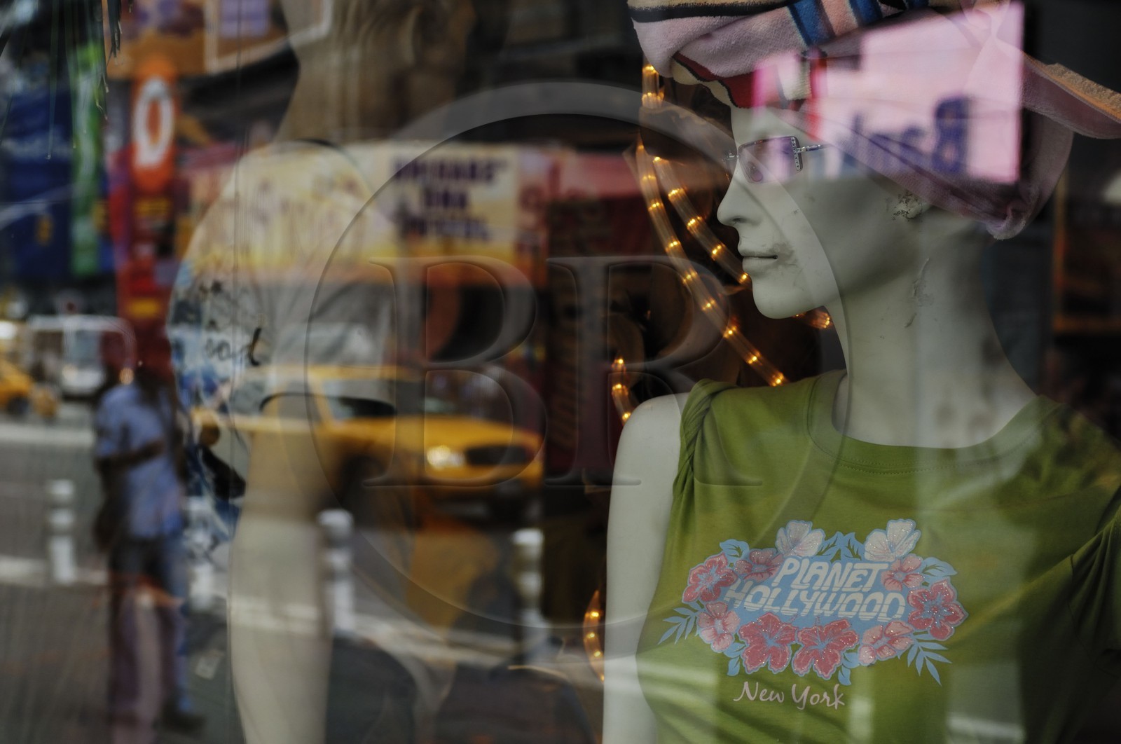 Etats-Unis, New York, Manhattan, Times Square, mannequin dans une virtrine