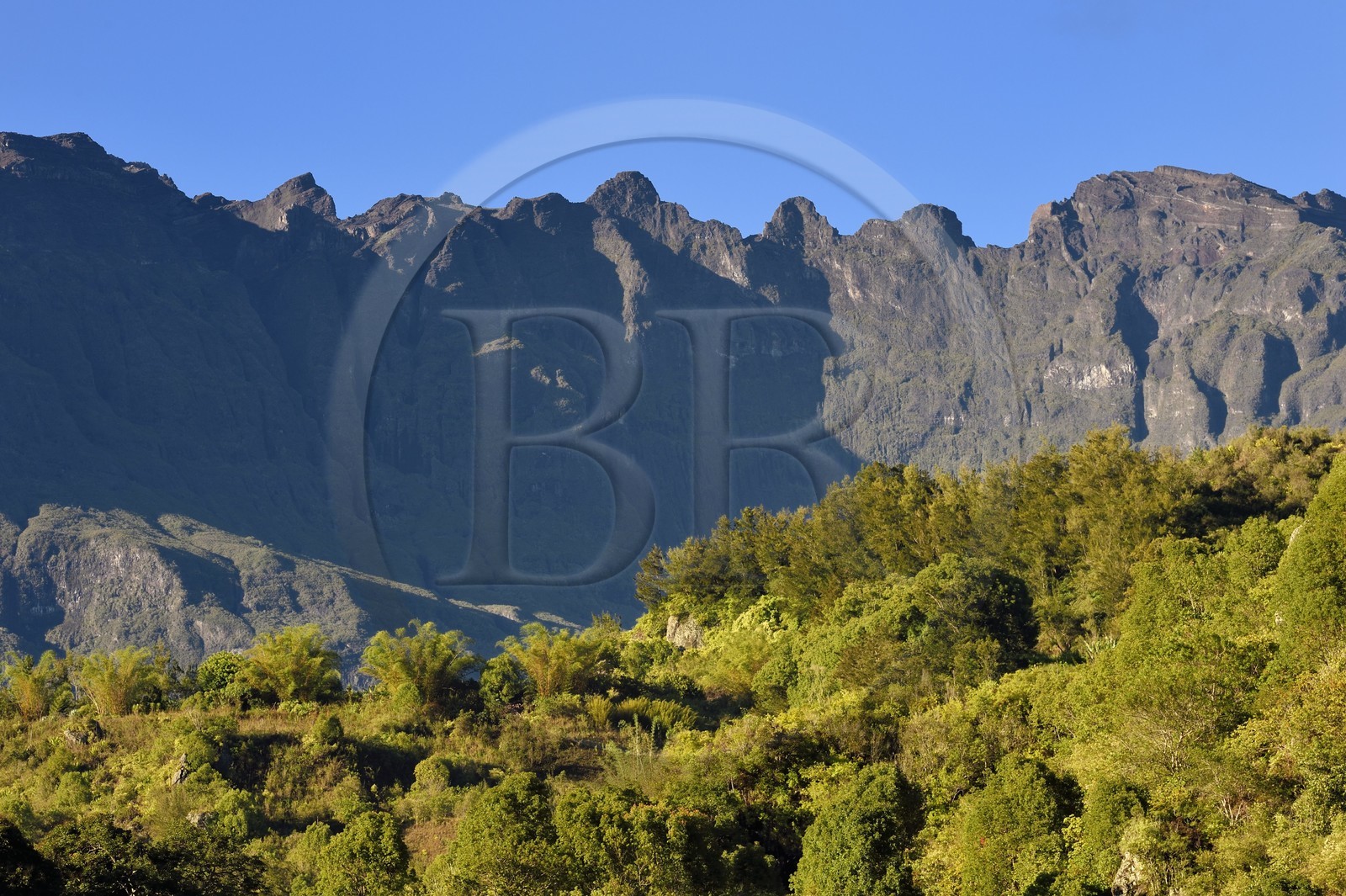 France, Ile de la Reunion, Cirque de Salazie, classé Patrimoine Mondial de l'UNESCO, la montagne du Piton des Neiges est le point culminant à 3 070 mètres d'altitude et domine le cirque