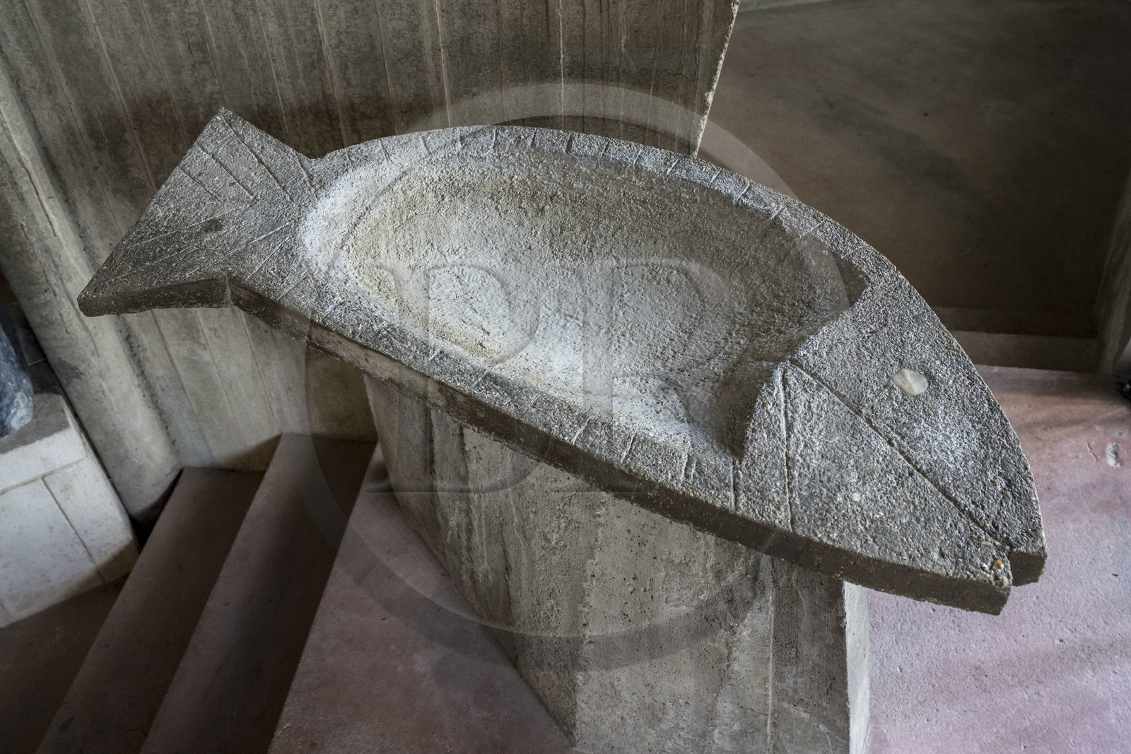 France, Charente-Maritime, Royan, église Notre-Dame de Royan construite de 1955 à 1958 par l'architecte Guillaume Gillet (Grand Prix de Rome), a fish-shaped font designed by Guillaume Gillet
