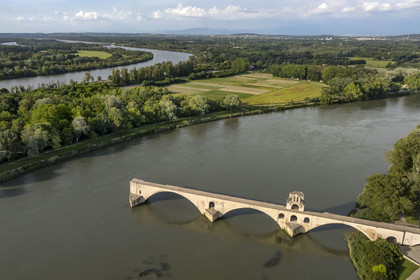 France, Vaucluse (84), Avignon, le pont Saint-Bénézet (pont d'Avignon) et l'Ile de la Barthelasse entre les deux bras du Rhône (vue aérienne)