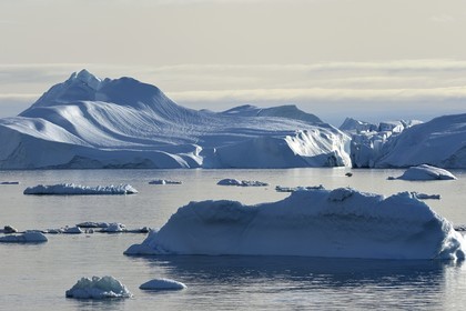Groenland, cote ouest, baie de Disko, Ilulissat, hors-bord traversant le site du fjord glacé classé Patrimoine Mondial de l'UNESCO