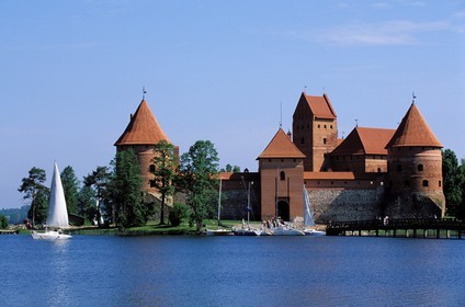 Lituanie (Pays Baltes), Trakai, château de Trakai (le plus célèbre château du pays) au milieu du lac de Galve