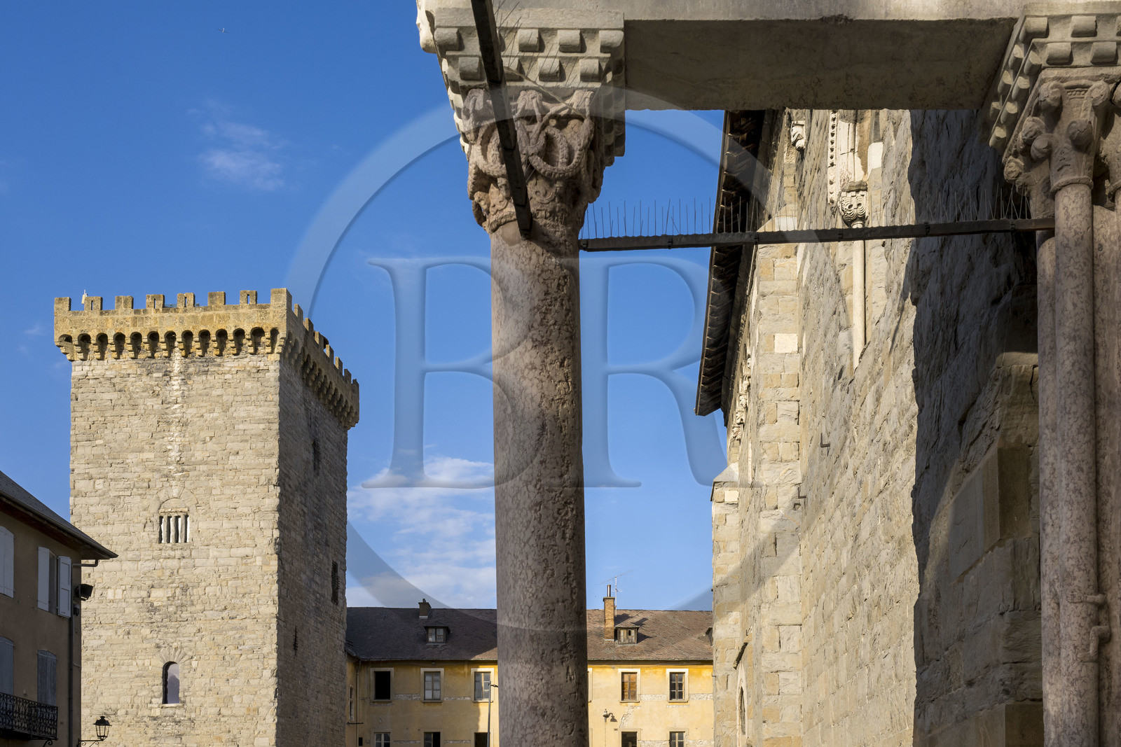 France, Hautes Alpes (05), Embrun, la cathédrale Notre Dame du Real du XII siecle, le protiro nommé porche du Réal ou des Rois Mages de style lombard, la Tour Brune en arrière plan