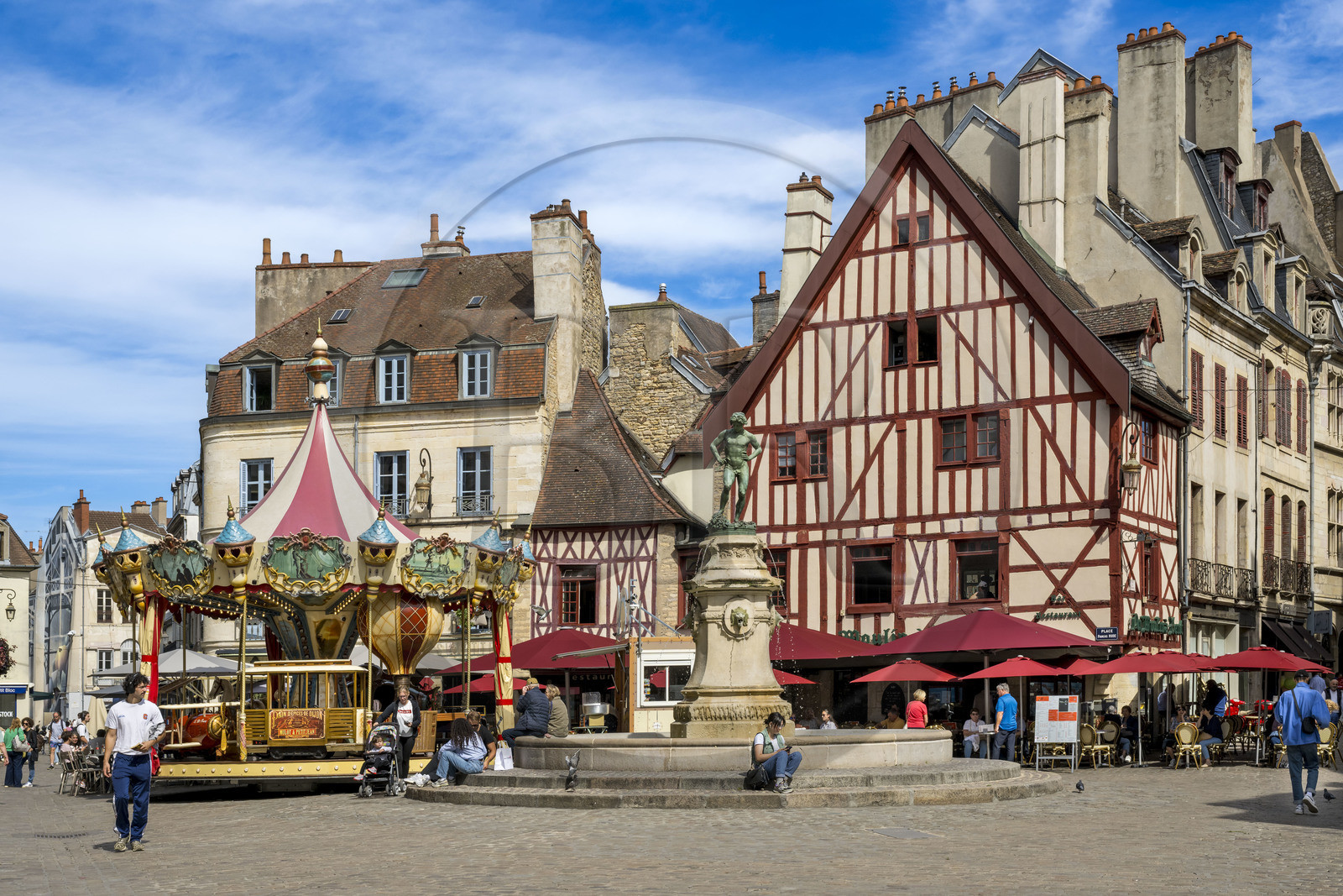 France, Côte-d'Or (21), Dijon, zone classée Patrimoine Mondial de l'UNESCO, fontaine du Bareuzai surmontée de la sculpture en bronze Le Vendangeur foulant le raisin (le bareuzai, bas rosés, en patois bourguignon)