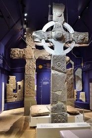 Royaume-Uni, Ecosse, Highland, Hébrides intérieures, Ile de Iona face à l'Ile de Mull, abbaye d'Iona fondée par Saint Columba au VIème siècle, Croix de Saint-Jean dans le Musée de l'Abbaye