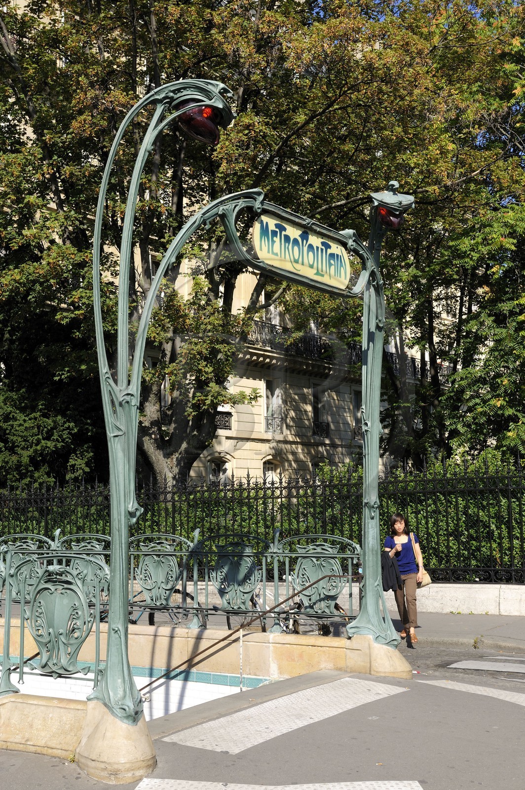 France, Paris (75), place de l'Europe, station de métro de style Art Nouveau d'Hector Guimard
