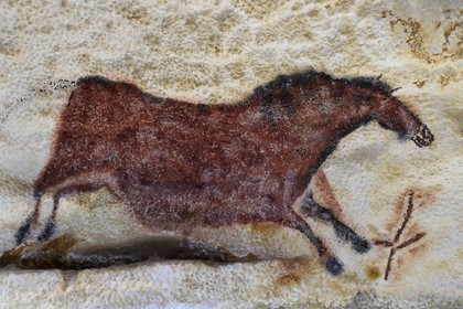 France, Dordogne (24), Montignac, l’Atelier des Fac-Similés du Périgord (AFSP) spécialisé dans la reproduction minérale de parois ornées de la préhistoire et en charge de la reconstitution fidèle des parois de la grotte de Lascaux, Cheval, mention obligatoire Atelier des Fac-Similés du Périgord