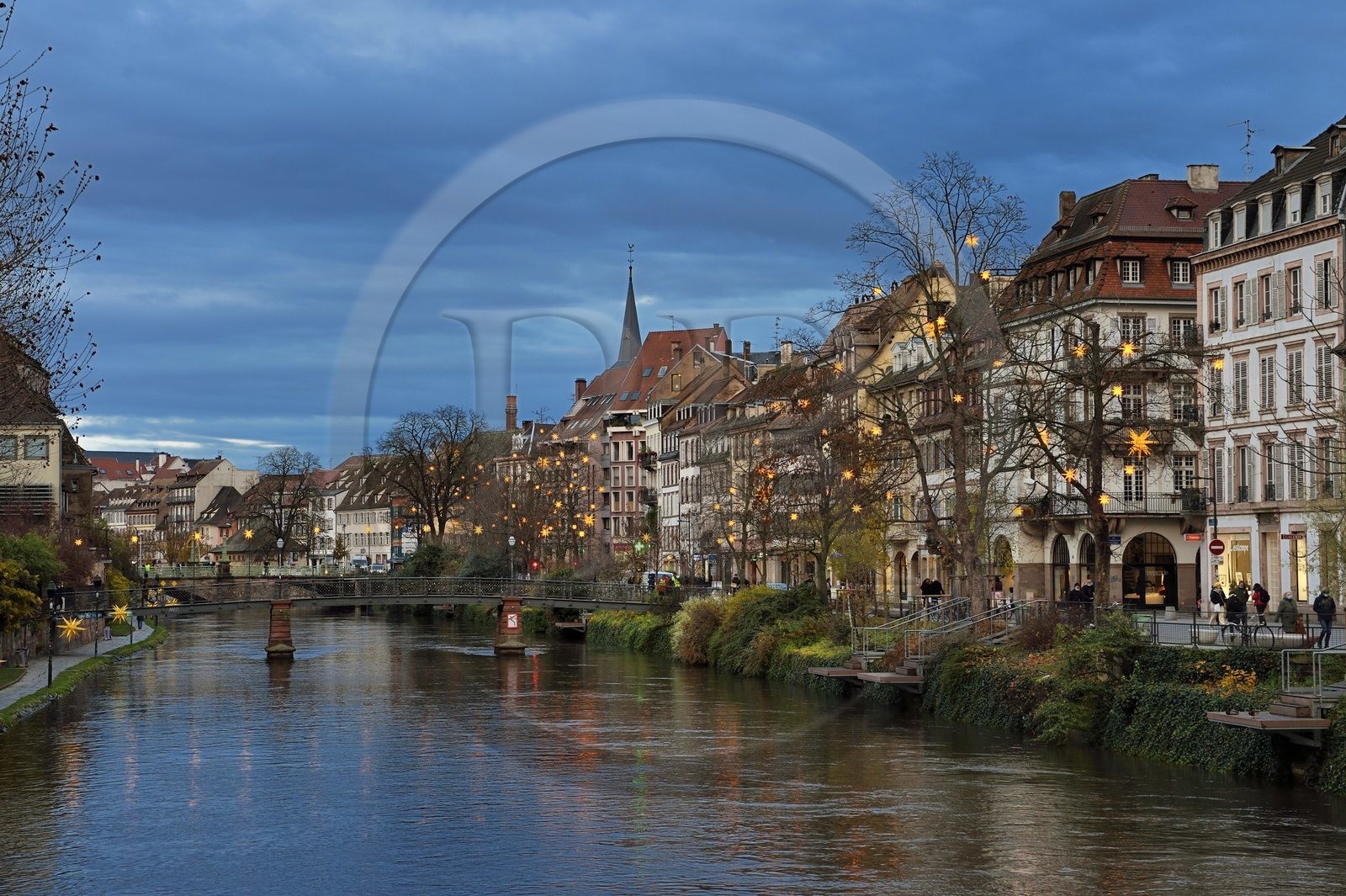 France, Bas-Rhin (67), Strasbourg, vieille ville classée Patrimoine Mondial de l'UNESCO, les bords de l'ill avec les éclairages de Noël, les quai des Bateliers transformé en zone de rencontre réservée aux piétons