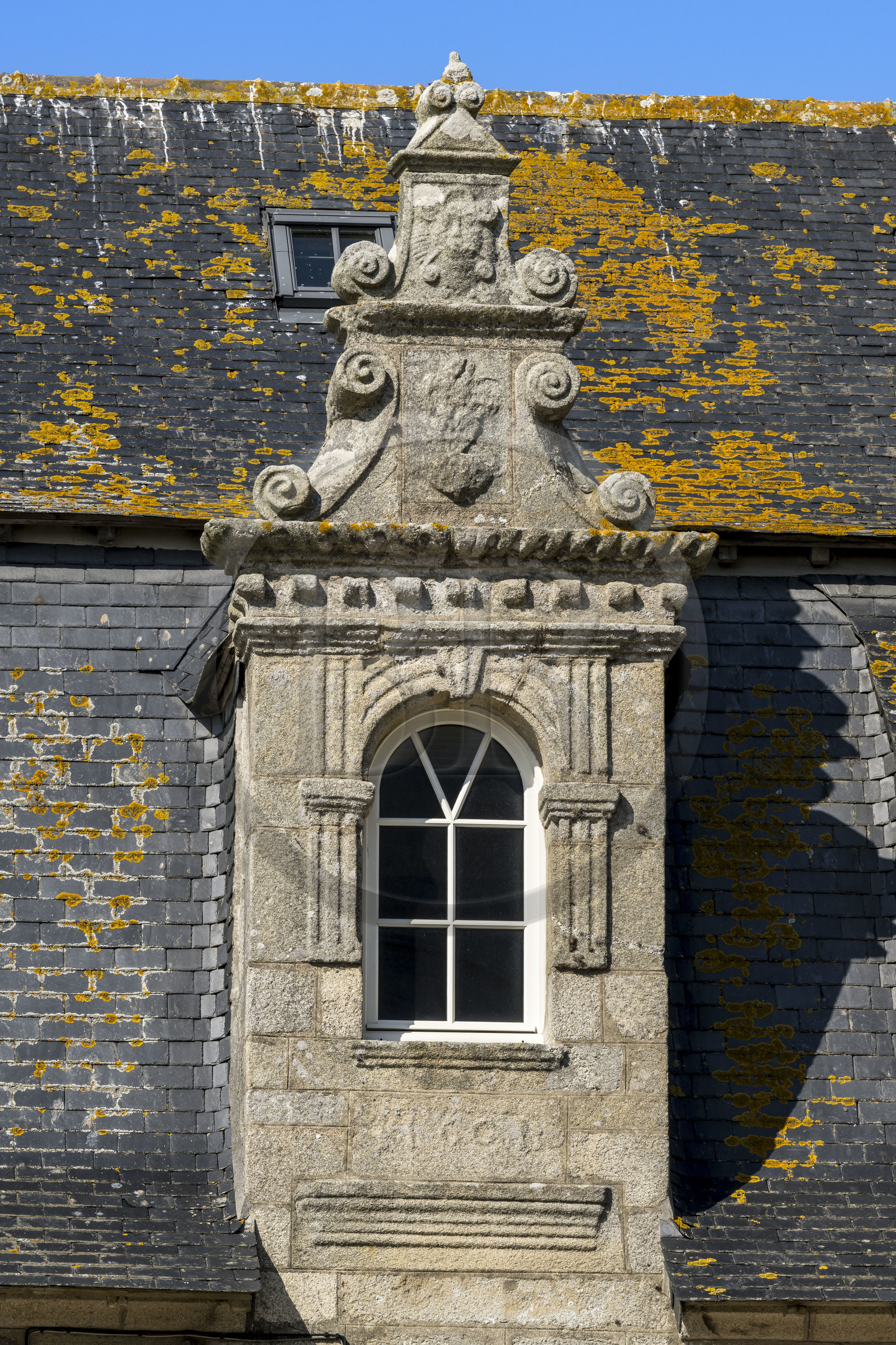 France, Finistère (29), Roscoff, lucarne sculptée d'une ancienne maison d'armateur