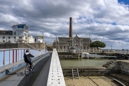 France, Loire-Atlantique (44), Saint-Nazaire, entrée de l'écluse sud, pont tournant et capitainerie faisant face à l'ancienne usine élévatoire, lieu de l’Opération Chariot lancée en 1942 par les Britanniques