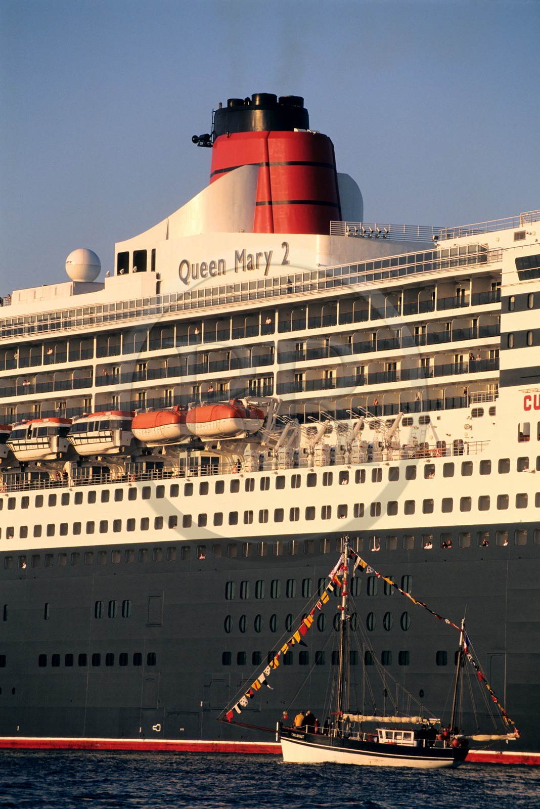 France, Manche (50), Cotentin, arrivée du Queen Mary II au large de Cherbourg à l' aube