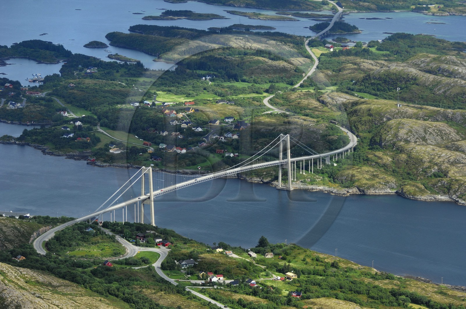 Norvège, Nord-Trondelag, Ile de Vikna, pont suspendu vers Rorvic (vue aérienne)