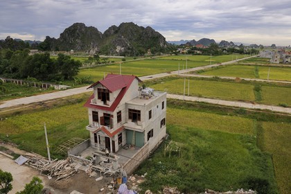Vietnam, Ninh Binh, la ville est en constante extension sur les anciennes rizières