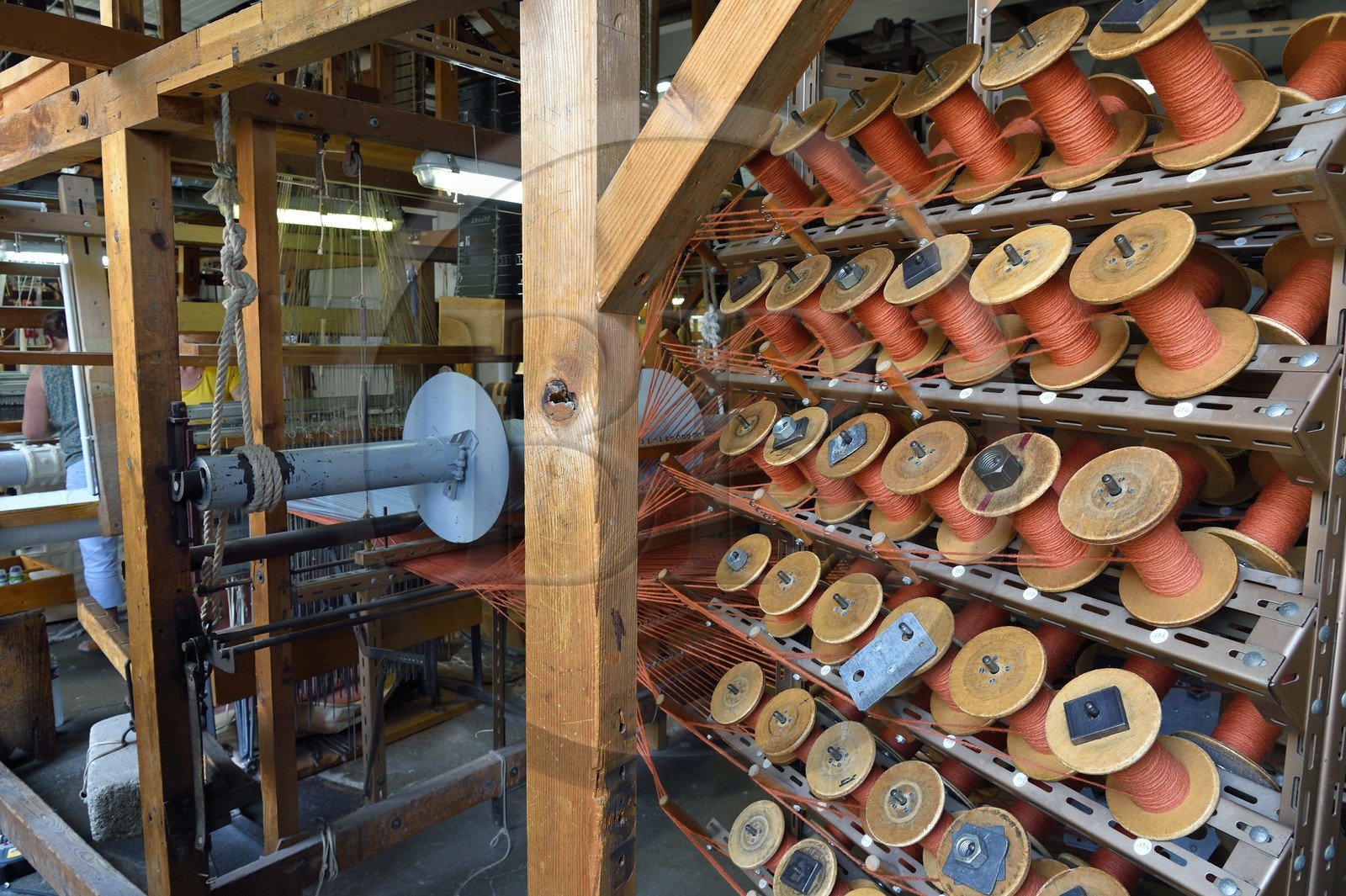 France, Var (83), Presqu'Ile de Saint-Tropez, Cogolin, la Manufacture Cogolin fabrique des tapis depuis 1924, la plupart sont tissés par lés sur des métiers Jacquard à bras du XIXème siècle, bobines de fils