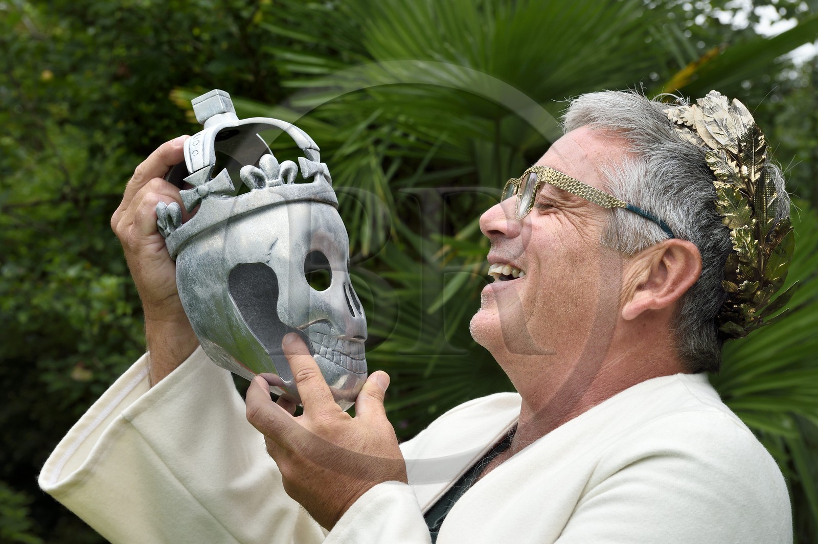 France, Finistère (29), Lannilis, Prat Ar Coum, l'artiste peintre Loic Madec dans son jardin