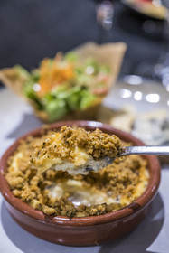 France, Aveyron (12), parc naturel régional des Grands-Causses, Saint-Affrique, restaurant Le Chat Qui Dort, Crumble au Roquefort