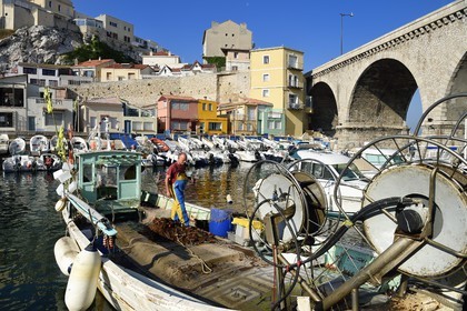 France, Bouches-du-Rhône (13), Marseille, quartier d'Endoume, le Vallon des Auffes, retour de pêche de Lucien Jativa et trie du poisson