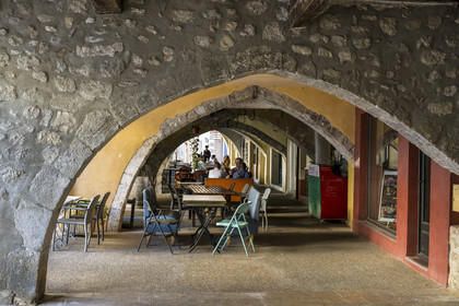 France, Drôme (26), parc naturel régional des Baronnies provençales, Buis-les-Baronnies, les arcades de la place du marché