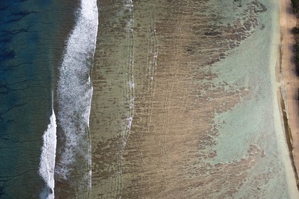 France, île de la Réunion, la Cote Ouest, le lagon de Saint-Gilles-Les-Bains, l'Ermitage-les-Bains (vue aérienne)